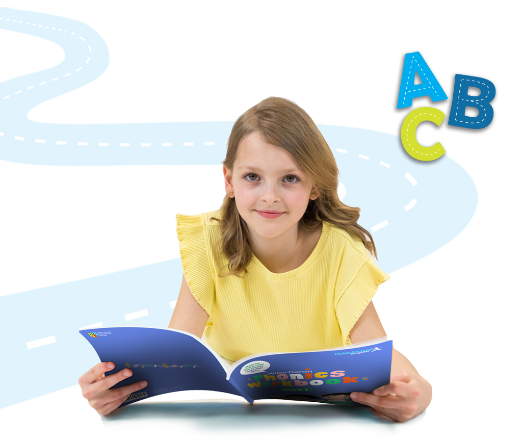 Bambino con la strada e le lettere dell'alfabeto inglese